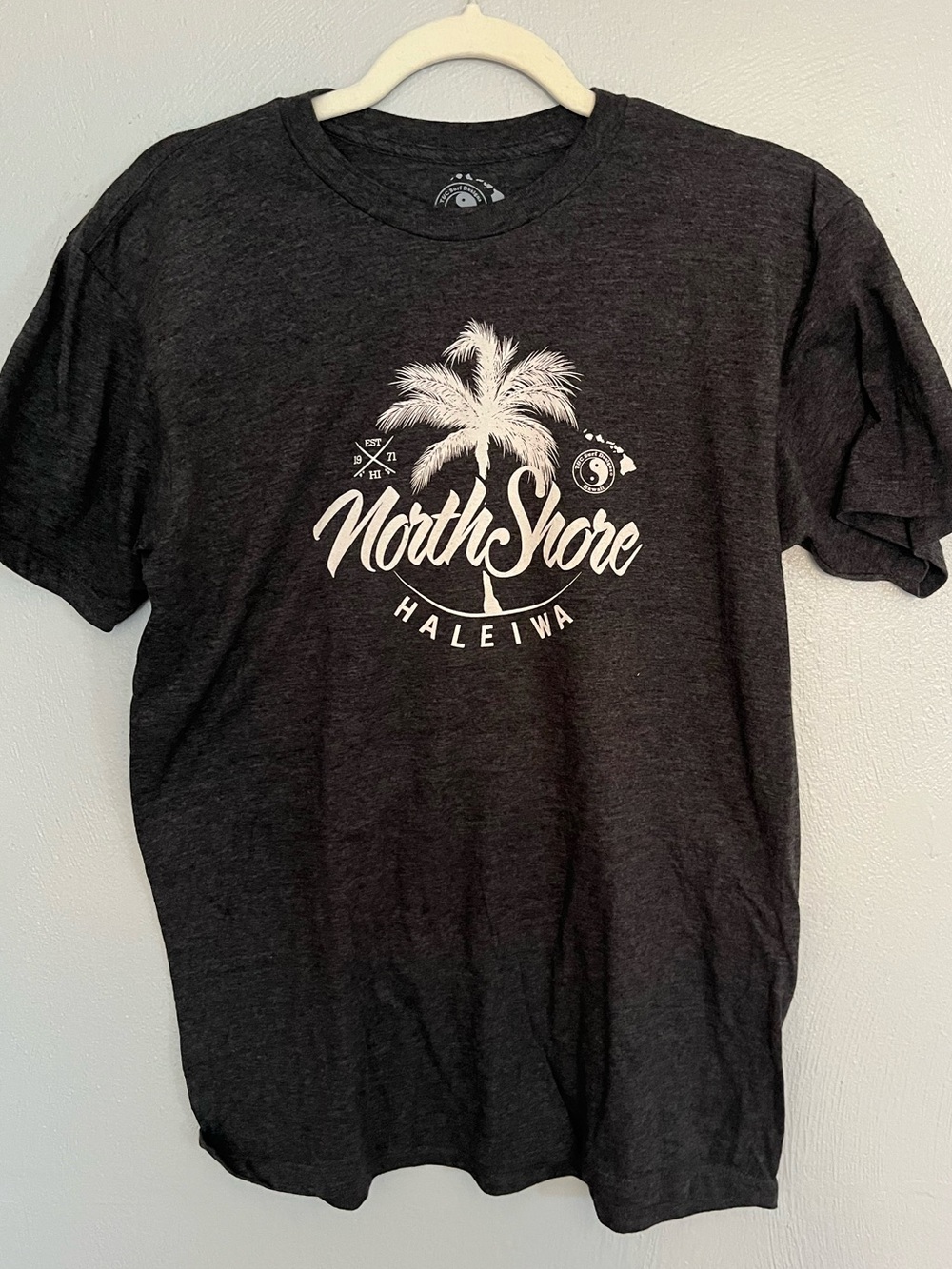 T&C Surf North Shore Haleiwa Hawaii Graphic Tee Size M Tropical Shirt